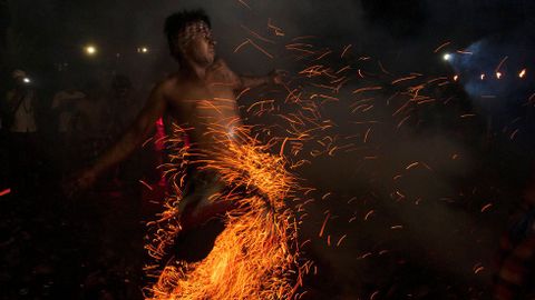En Bali, celebran el Ao Nevo corriendo entre el fuego