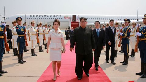 El lder norcoreano Kim Jong Un y su mujer Ri Sol Ju, a su llegada a Pekn