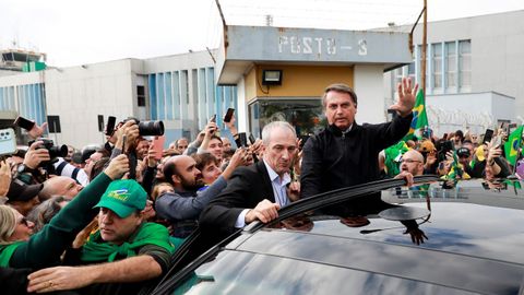 Bolsonaro, surrounded by security and supporters, upon his arrival this Thursday in Porto Alegre, in Rio Grande do Sul