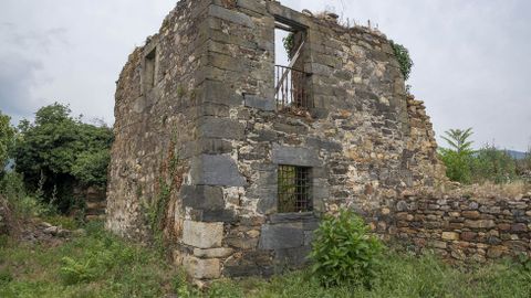 Ruinas de un edificio que perteneci al antiguo monasterio de San Clodio de Ribas de Sil