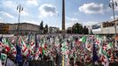 La plaza del Popolo de Roma se llena de banderas y gritos contra el Gobierno populista