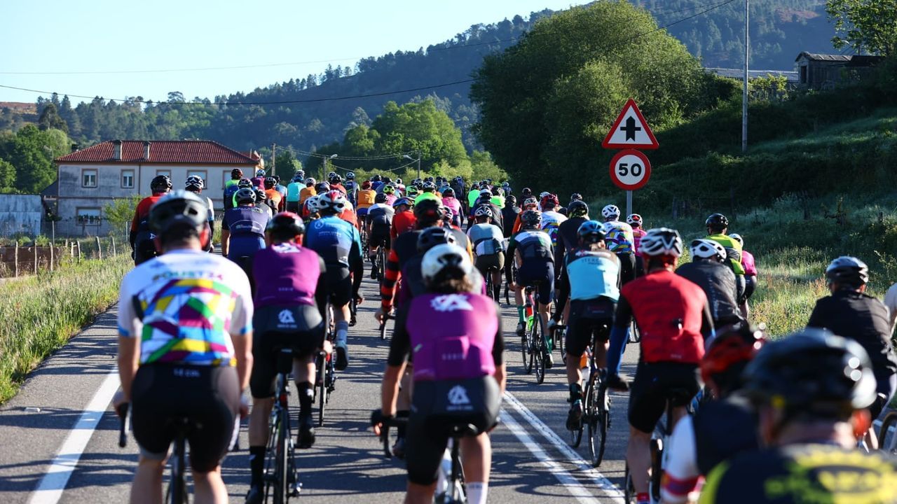 Cerca de 400 deportistas recorren A Baixa Limia en bicicleta