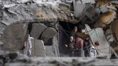 Unos niños entre escombros en Gaza.