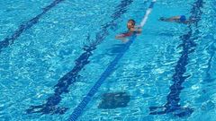 60 menores 'toman' una piscina en Salinas de Aana (Alava) para protestar porque no dejan a un amigo transexual baarse con camiseta