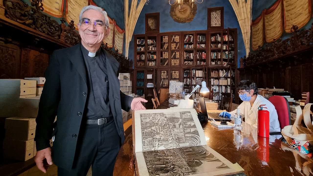 En una foto de archivo, Avelino Bouz�n, el archivero de la catedral de Tui que acaba de publicar la investigaci�n