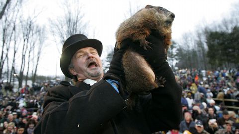 John Griffith, con la marmota de Punxsutawney, la más famosa del mundo.