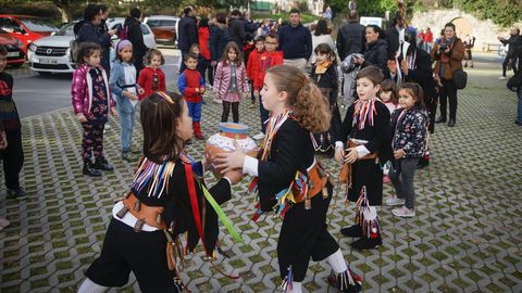 Domingo corredoiro y oleiro.En la plaza de Eiroás, celebraron el domingo oleiro, jugando a lanzar las vasijas y salieron las pitas