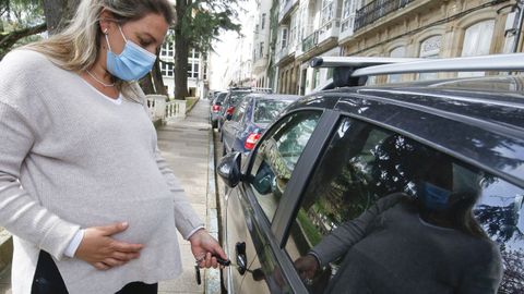Una mujer en avanzado estado de gestacin entra en su coche en una calle de Ferrol