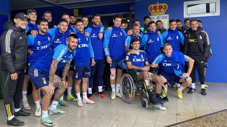 Juan Milans, junto a la plantilla del Real Oviedo en El Requexón
