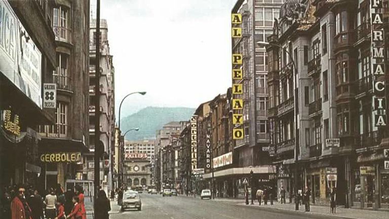 Almacenes Al Pelayo en la calle Uría, en una imagen de los años 70. Su propietario, Máximo Secades, popularizó con mucho éxito las ventas «Dos por uno».