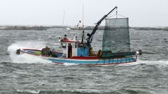Imagen de archivo de un pesquero gallego de bajura entrando a puerto en una mañana de temporal