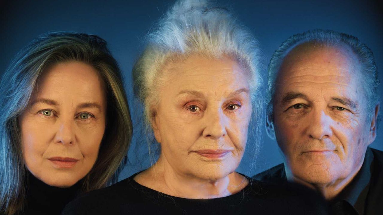 Los t�cnicos municipales, Sara Garc�a y Unai Gonz�lez, acompa�aron a la concejala de cultura, Ana Barreiro, en la presentaci�n del programa navide�o