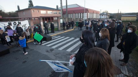 Una de las protestas de los padres y alumnos frente al colegio de Baamonde