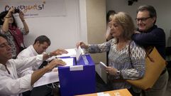 Artur Mas, con su mujer, en la votacin
