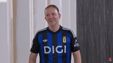 Sid Lowe, con la camiseta retro del Real Oviedo