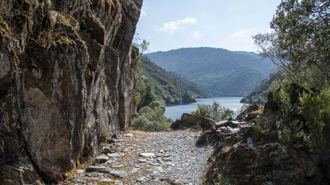 El camino pasa por un singular pasadizo rocoso en Pena Tallada