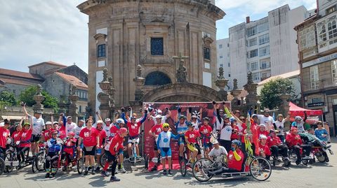 Primer grupo de la marcha solidaria 700 camisetas contra la leucemia, a su llegada a la Praza da Peregrina en Pontevedra
