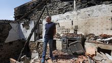 Jos Antonio, en la cocina de su casa de A Caridade (Monterrei), que fue destruida por las llamas. La Xunta cifra en 144 las viviendas quemadas, de las que ocho eran hogares habituales y 42 eran segundas viviendas. Las dems estaban abandonadas o arruinadas antes de los incendios.