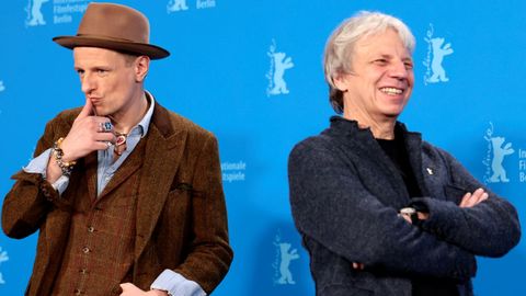El director Andreas Dresen (derecha) con el actor Alexander Scheer, en la presentación del filme «Rabiye Kurnaz vs. George W. Bush» en la 72.ª Berlinale.