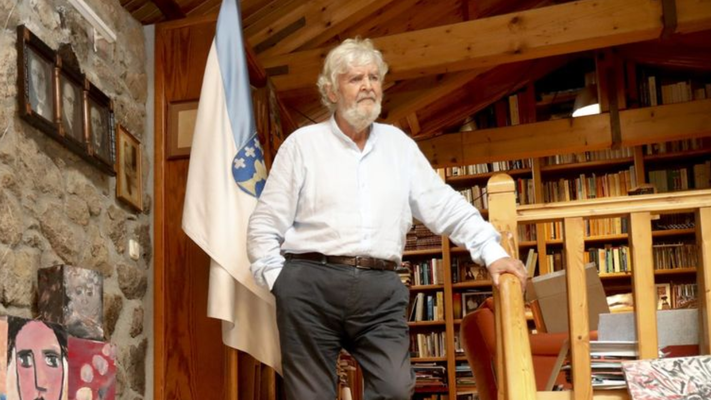 Xos� Manuel Beiras, na s�a casa de Bri�n, nunha imaxe de arquivo. Ao fondo, a s�a biblioteca persoal.
