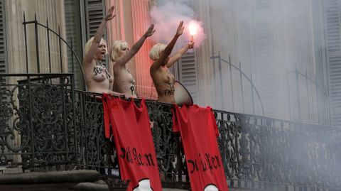 Activistas de Femen protestan en una manifestacin por el 1 de mayo en Pars.