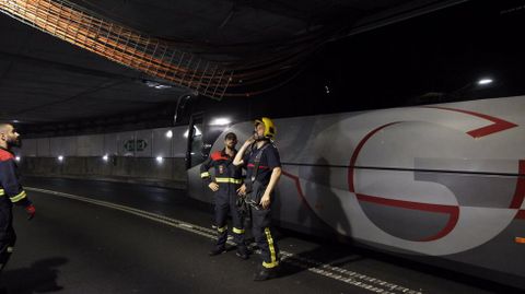 Bus atascado en el túnel de la Marina 