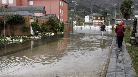 Inundaciones en la provincia de Ourense.La crecida del Sil ha inundado un centenar de casas en O Barco de Valdeorras, adems de fincas, huertas y el Malecn