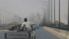 Columnas de humo en Omdurman, cerca del puente Halfaya, durante enfrentamientos entre el Ejército de Sudán y las fuerzas paramilitares