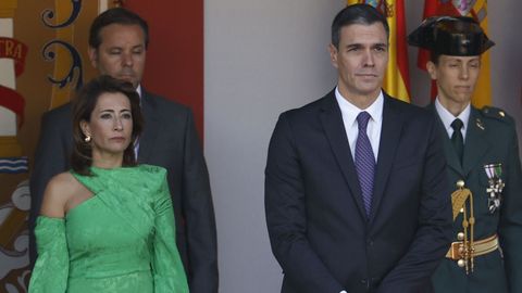 El presidente del Gobierno en funciones, Pedro Snchez, junto a la ministra de Transportes en funciones, Raquel Snchez, durante el desfile del Da de la Fiesta Nacional.