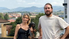 Javier Guerrero y Luciana Vago�en la azotea del edificio que han�alquilado en El Cerillero