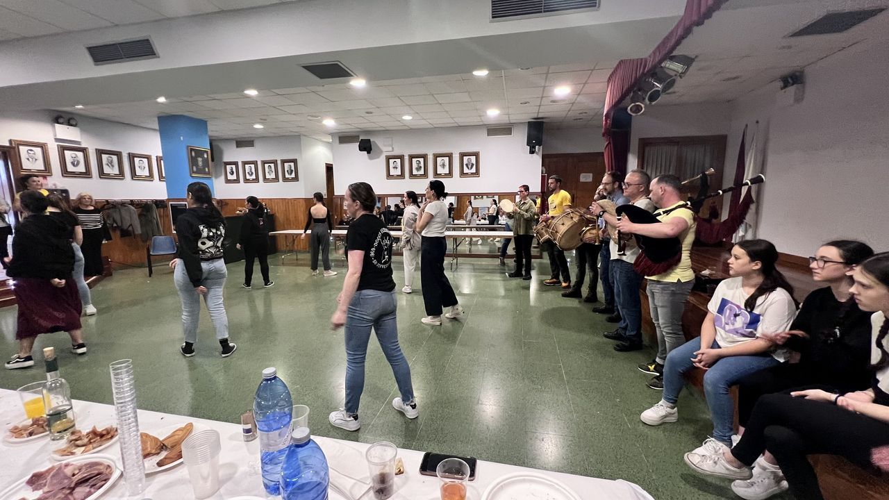 Grupos de baile e msica do centro, disfrutando este das no seu local.