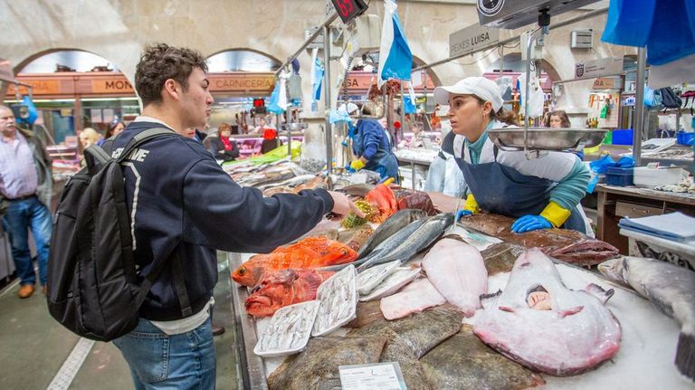 Víspera de Semana Santa en las plazas: «El pescado pequeño es lo que más apetece al venir el buen tiempo»