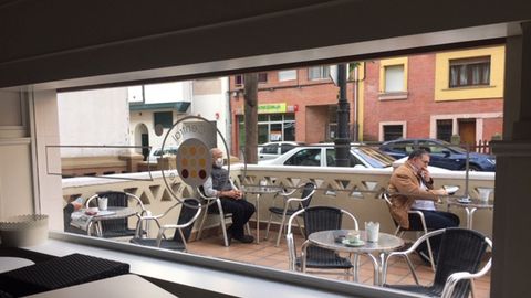 Mesas en la terraza en un bar de Oviedo