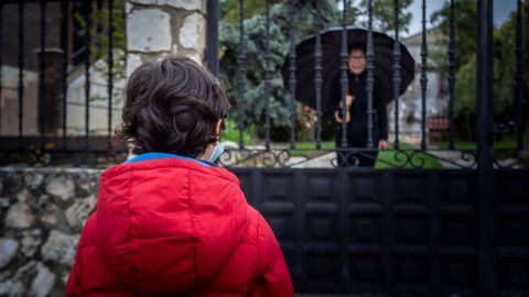 Un nio habla con su vecina en Aranda de Duero (Burgos)