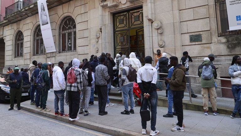 Cientos de senegaleses hacen largas colas en A Coruña para tramitar la regularización