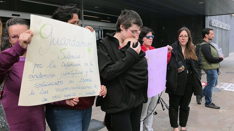Concentración a las puertas del HUCA para protestar contra el ingreso forzado de una embarazada