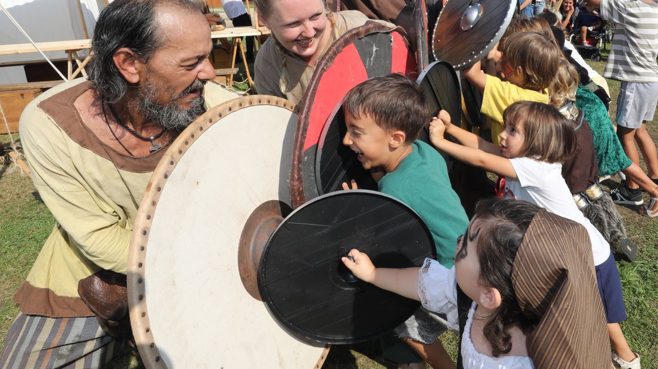 Leiro hace un guio a la vendimia tradicional con una fiesta.Los nios demostraron en el desembarco infantil que la Festa Normanda de Foz tiene futuro