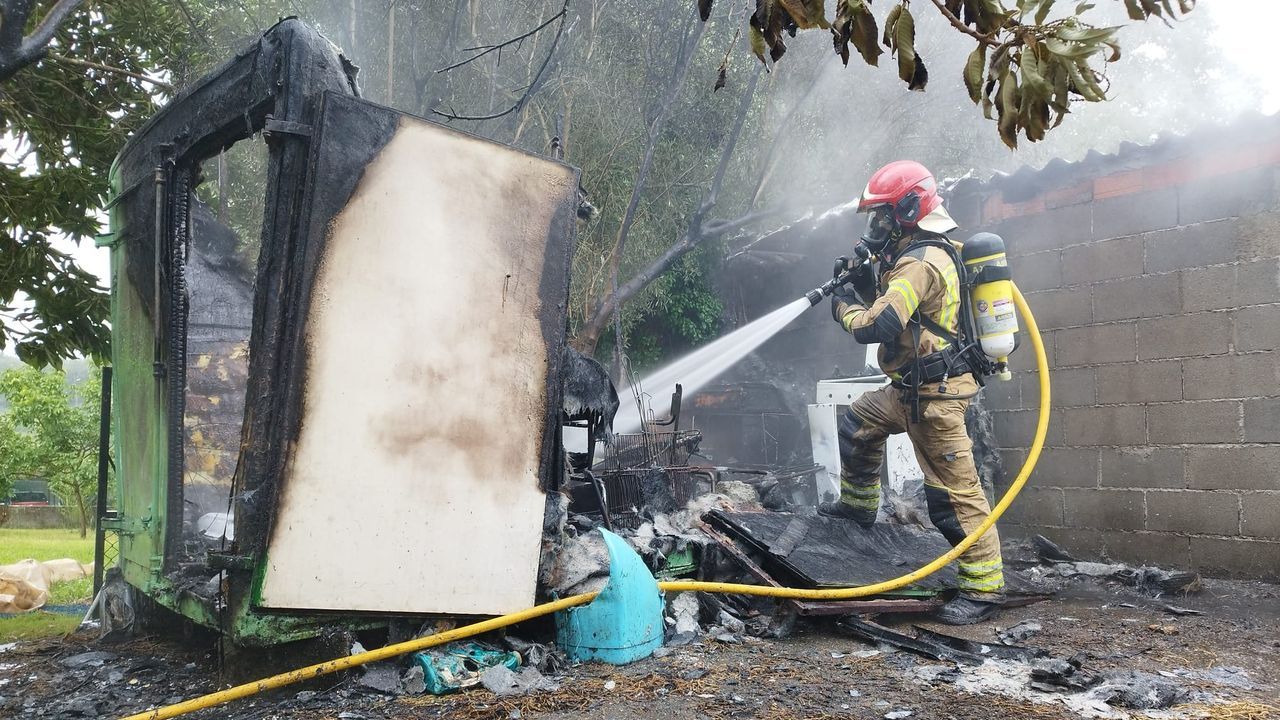 Un herido con quemaduras en el incendio de un galpón en Oleiros