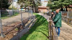 El concejal, Ivn Puentes, en el paseo cubierto del Gafos que est vallado por riesgo de desprendimiento