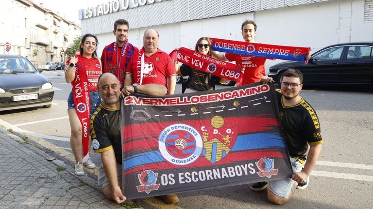 Aficionados de la UD Ourense que viajarán a Cuenca: «Cada vez vese máis xente nova na casa»