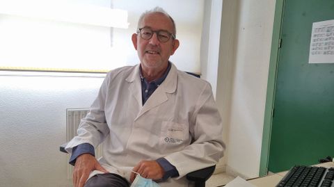 Carlos Revuelta es médico en el centro de salud de O Barco