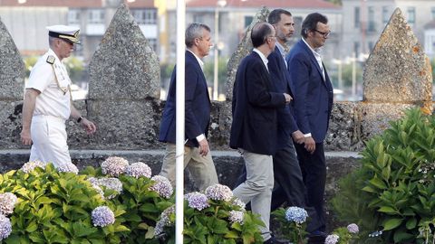 Felipe VI, saliendo del Monterreal Club de Yates de Baiona, en julio del 2017.