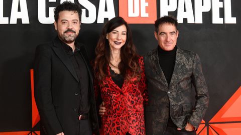 El director de la serie Jesús Colmenar y los creadores y guionistas Esther Martínez Lobato y Álex Pina