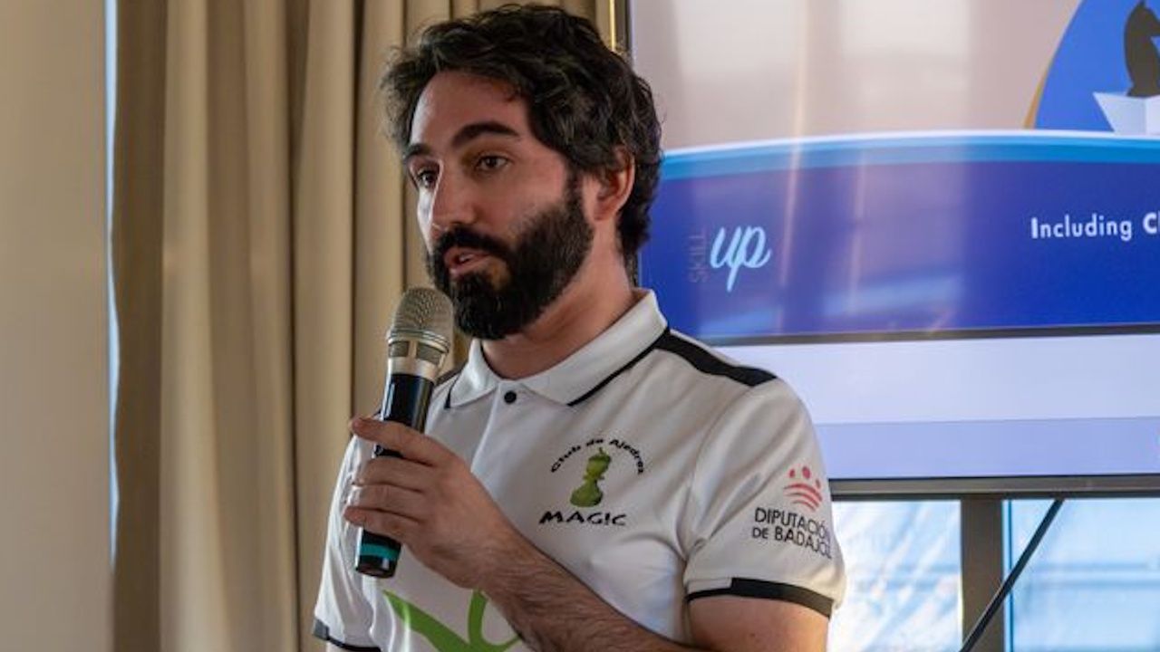 Rodrigo Barbeito, ajedrecista y soci�logo gallego: jaque mate a la exclusi�n social.Parte del equipo de Visual Trans, que tiene su sede en O Porri�o