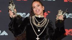 ROSALA MOSTRANDO LOS GALARDONES LOGRADOS EN LOS MTV MUSIC AWARDS