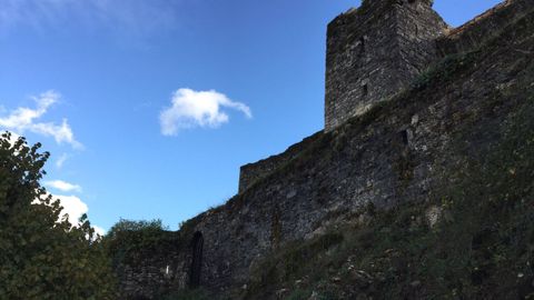 El castillo de Sarracín, en Vega de Valcarce, el Bierzo, está siendo rehabilitado para sus visitas