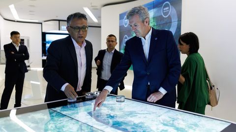 El presidente de la Xunta, Alfonso Rueda, con el presidente de Goldwind International,�Wu Kai, en la sede de la compa��a.