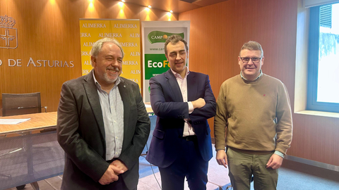 De izda. a dcha.: Javier Fern�ndez, director t�cnico de Campoastur; Alejandro Fern�ndez, presidente Alimerka y Javier Garc�a, gerente VALCOR.