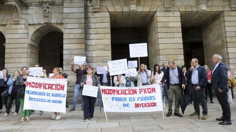 Protesta de propietarios de viviendas turísticas, esta mañana en Santiago, antes del pleno.