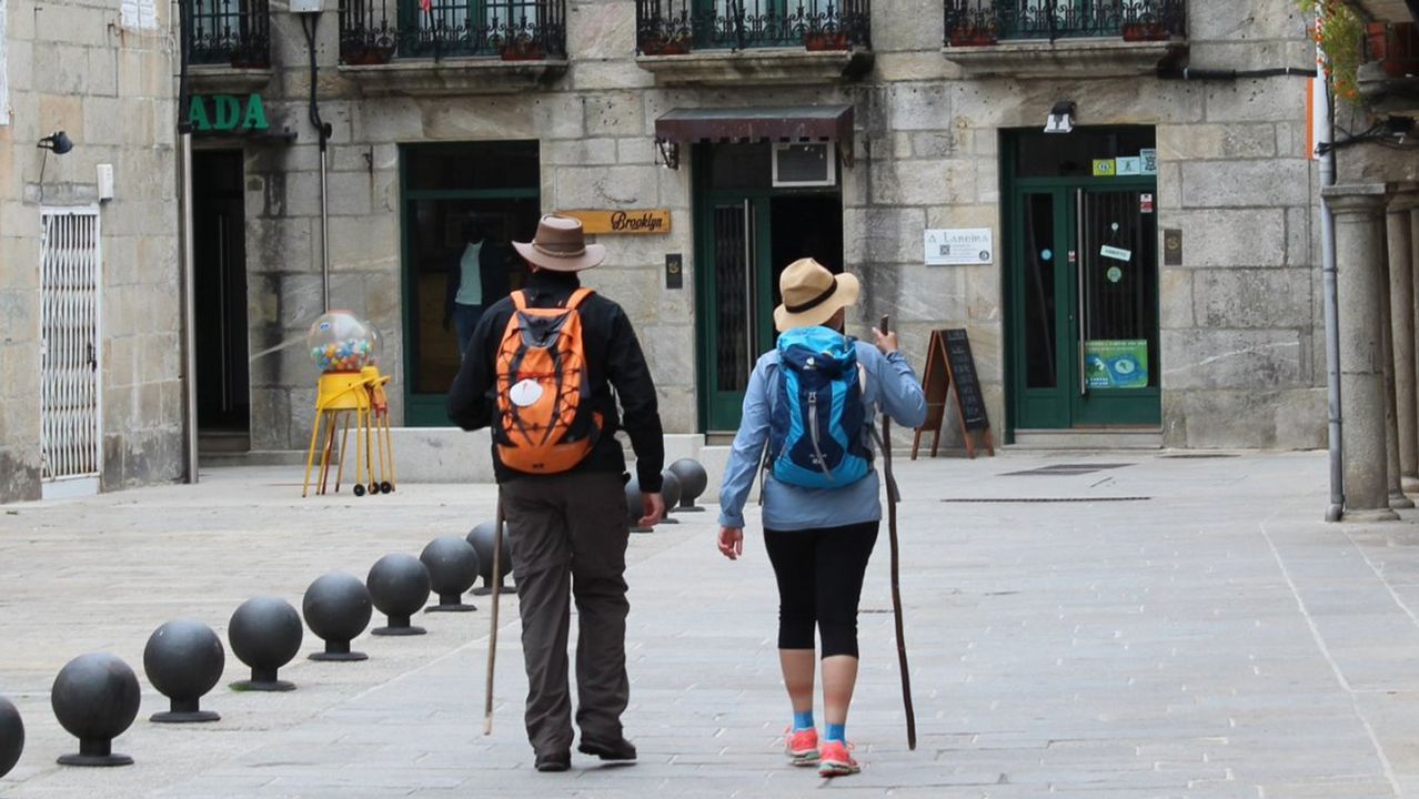 Peregrinos por Baiona, Pontevedra, en el Camino Portugués por la Costa